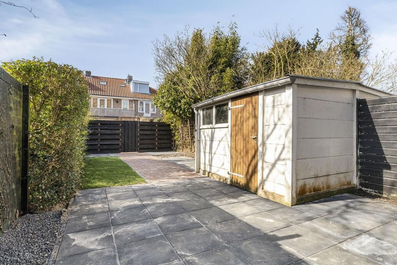 1930s Bay-Fronted House with Sunny Garden - Image 33