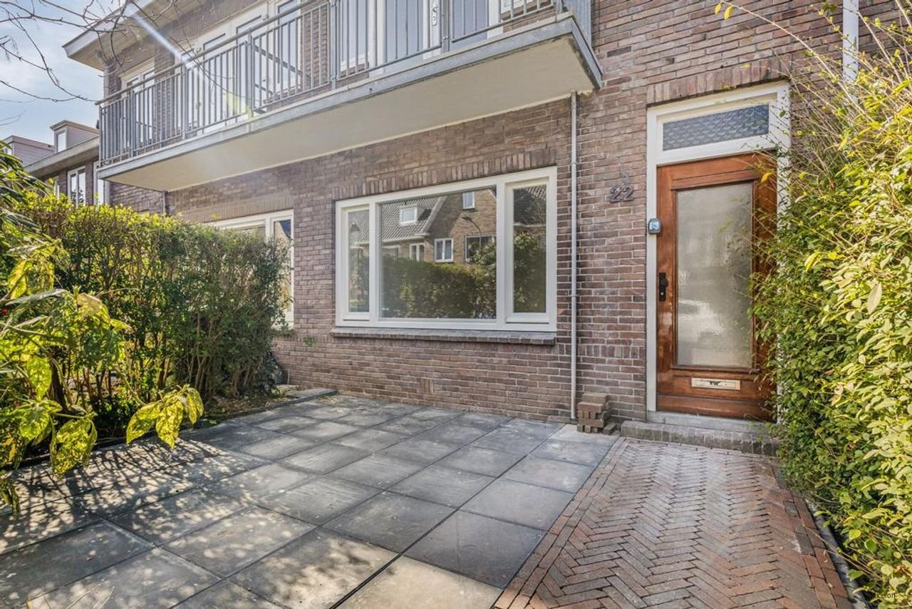1930s Bay-Fronted House with Sunny Garden - Image 3