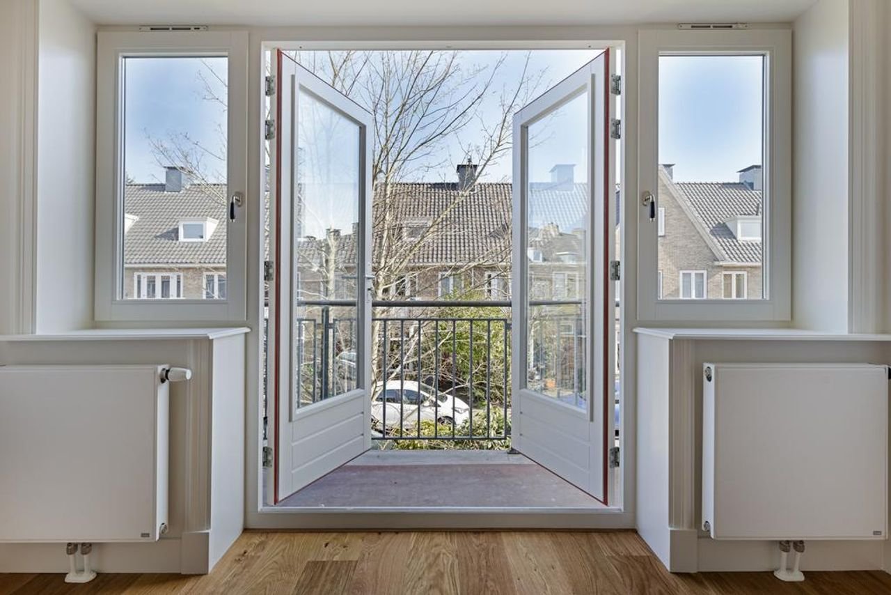 1930s Bay-Fronted House with Sunny Garden - Image 27