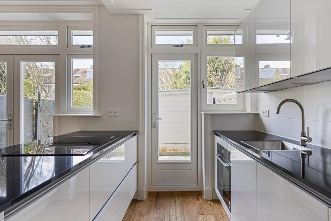 1930s Bay-Fronted House with Sunny Garden - Image 16