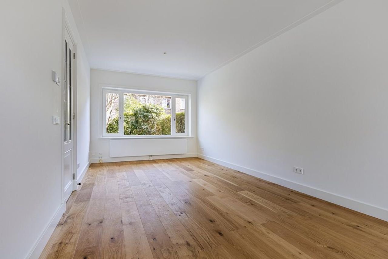 1930s Bay-Fronted House with Sunny Garden - Image 12