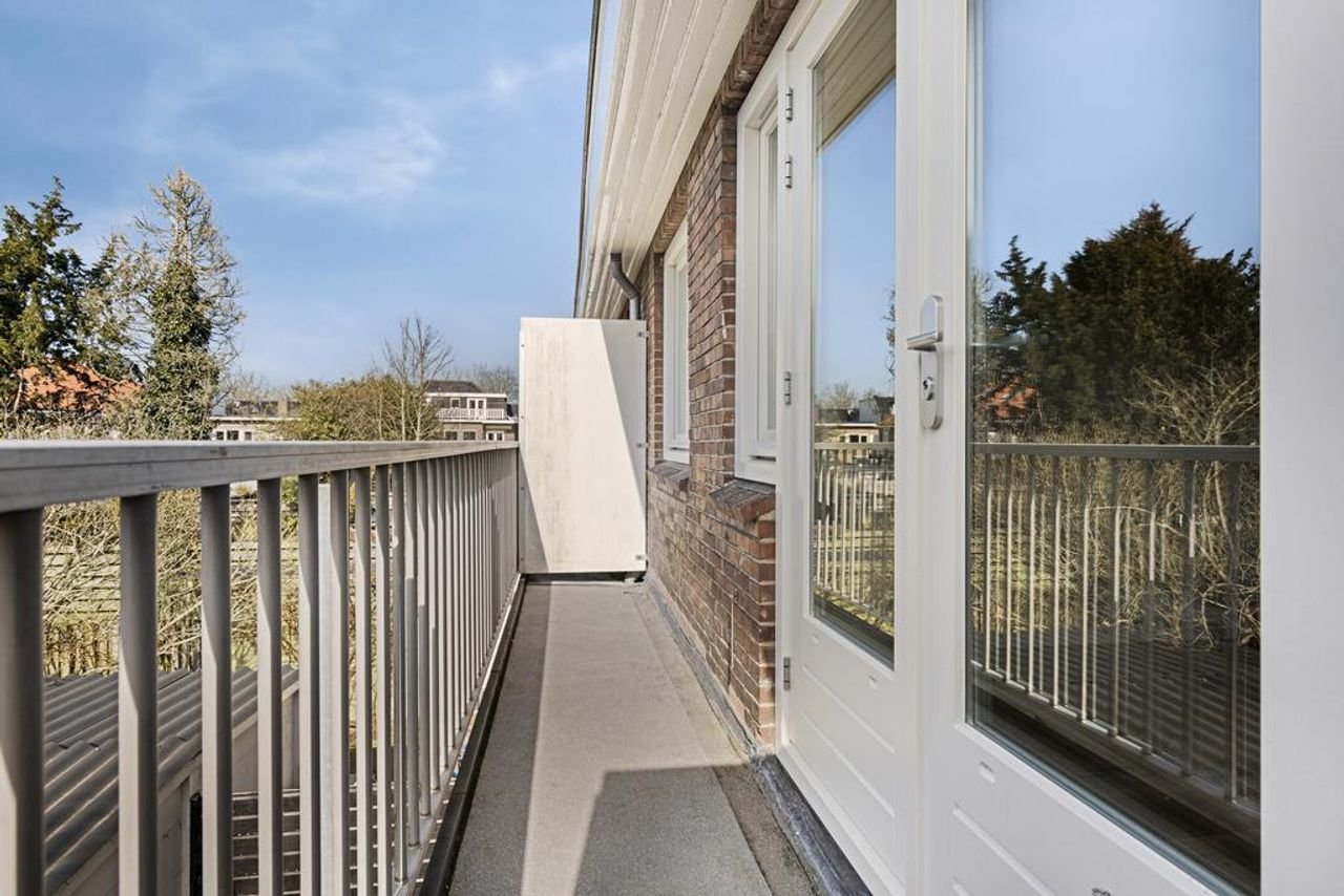 1930s Bay-Fronted House with Sunny Garden - Image 24