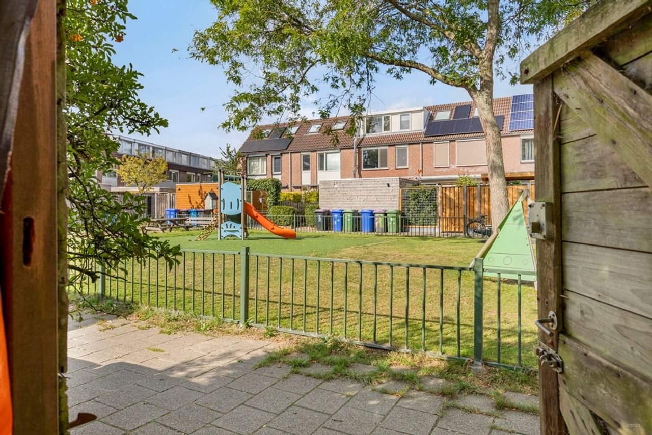 Family home with garden and energy label A - Image 28