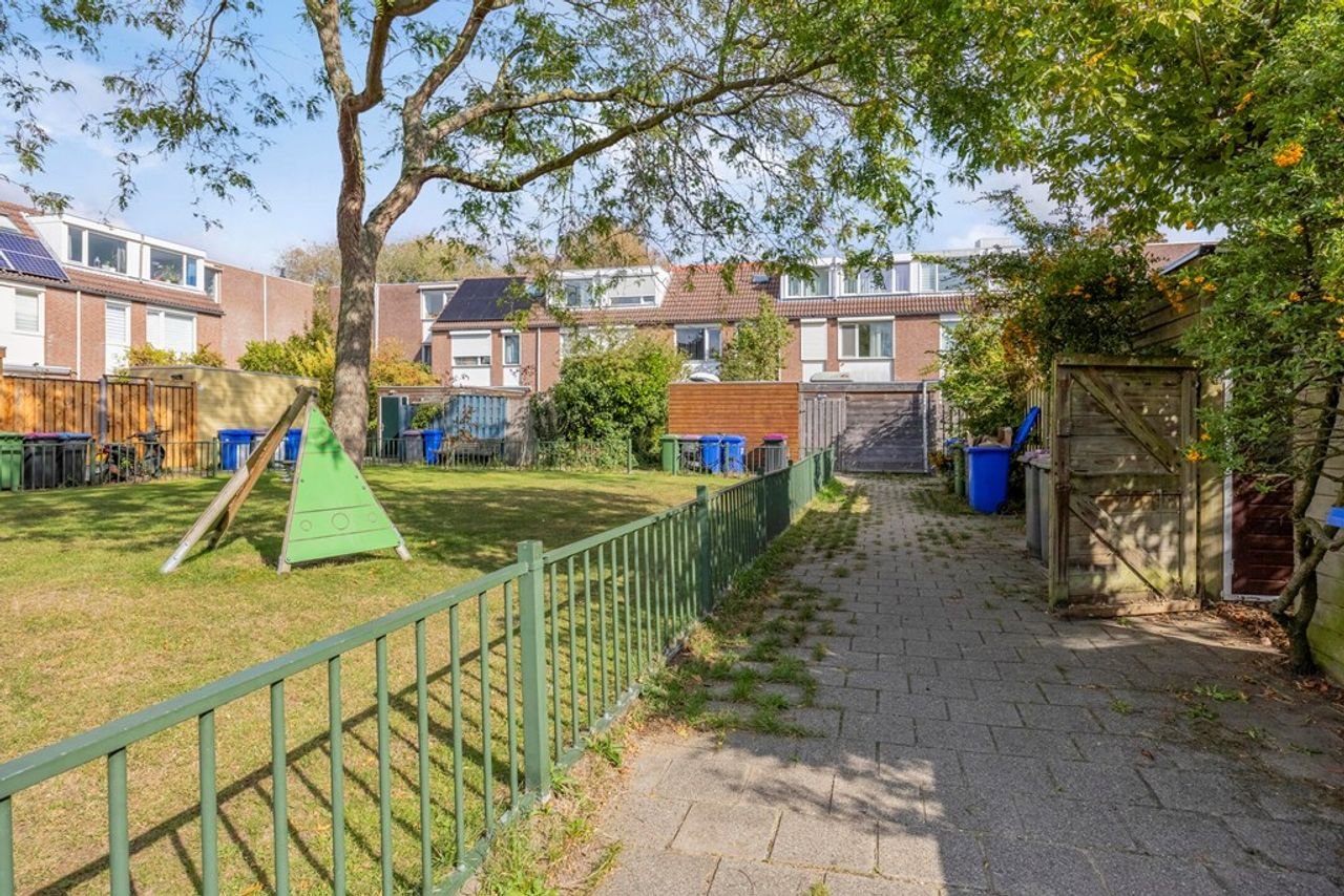 Family home with garden and energy label A - Image 27