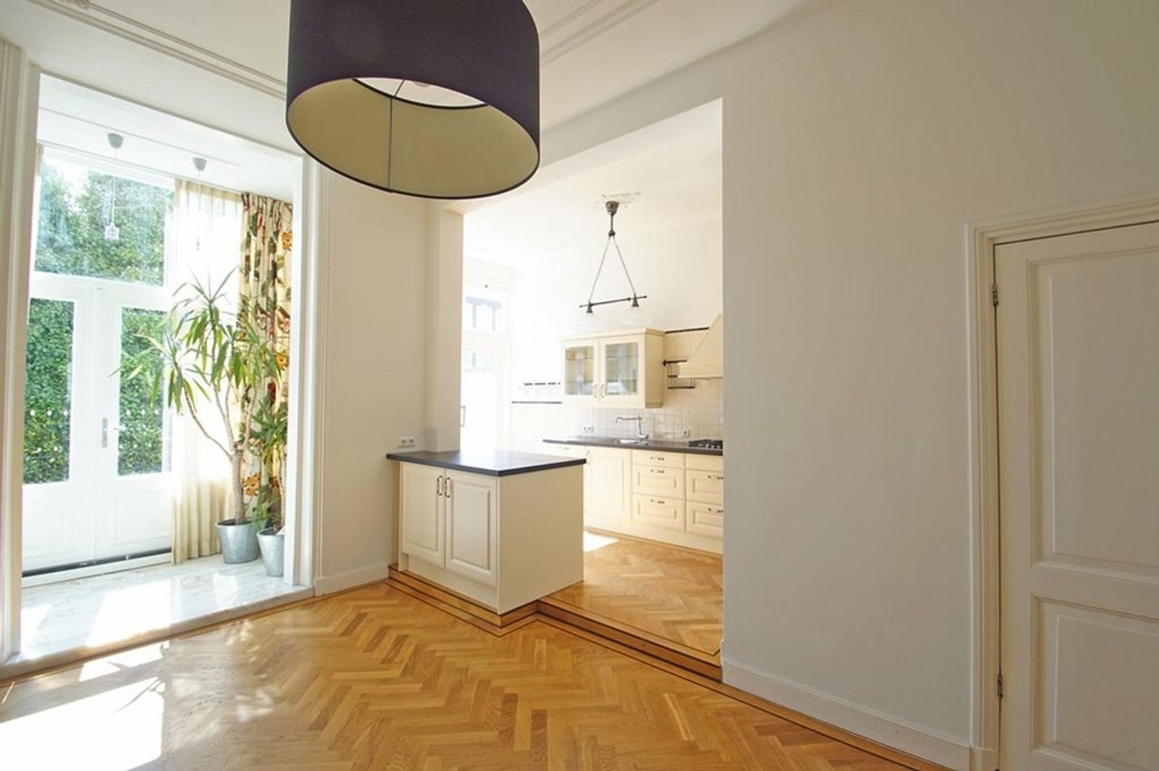 Townhouse with garden on the waterfront in Willemspark - Image 1