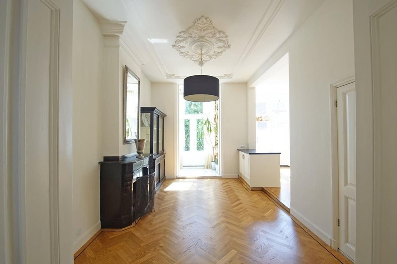 Townhouse with garden on the waterfront in Willemspark - Image 2