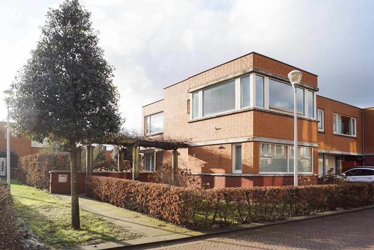 Renovated semi-detached house near British School - Image 1