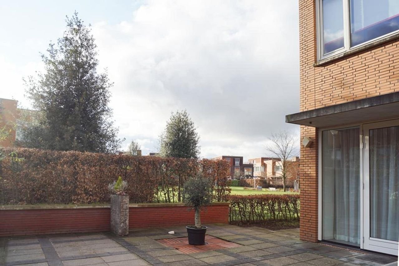 Renovated semi-detached house near British School - Image 32