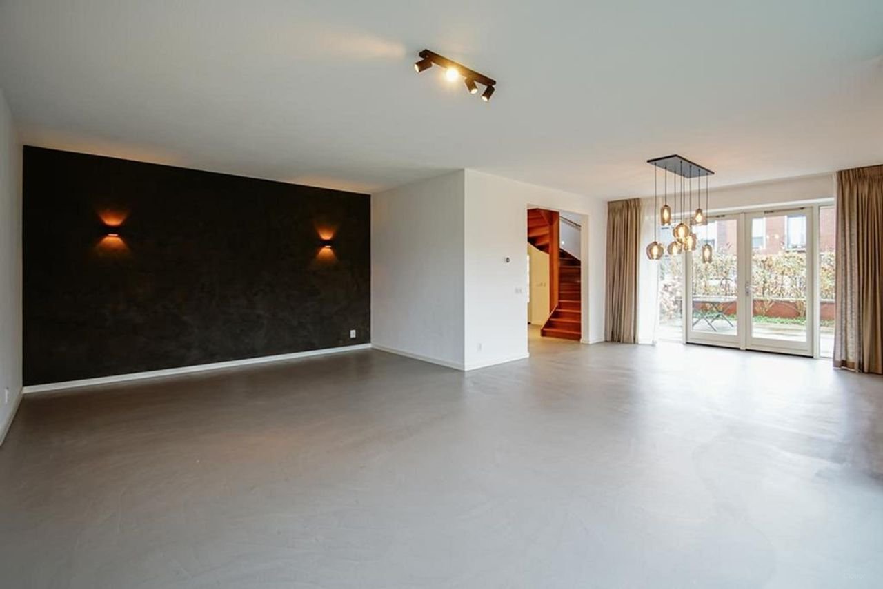 Renovated semi-detached house near British School - Image 12