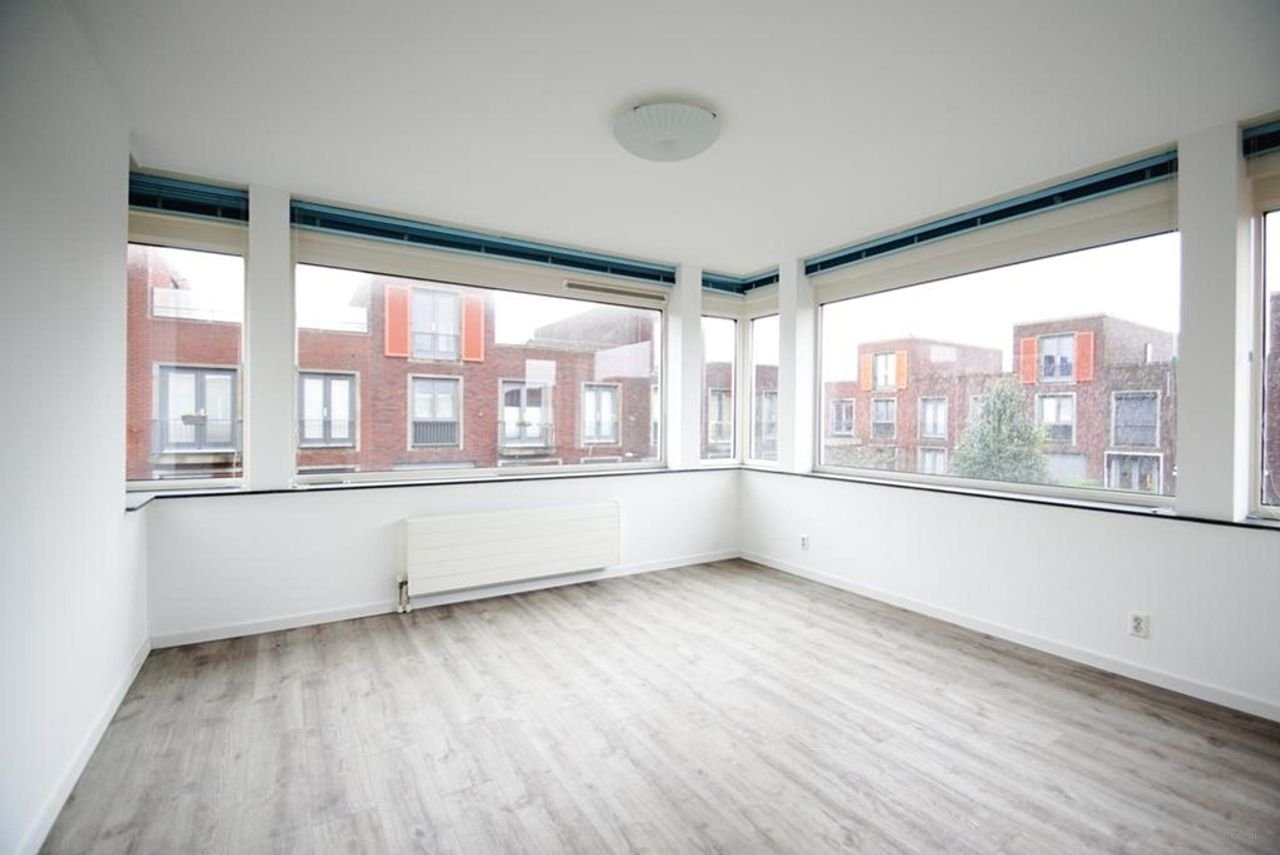 Renovated semi-detached house near British School - Image 24