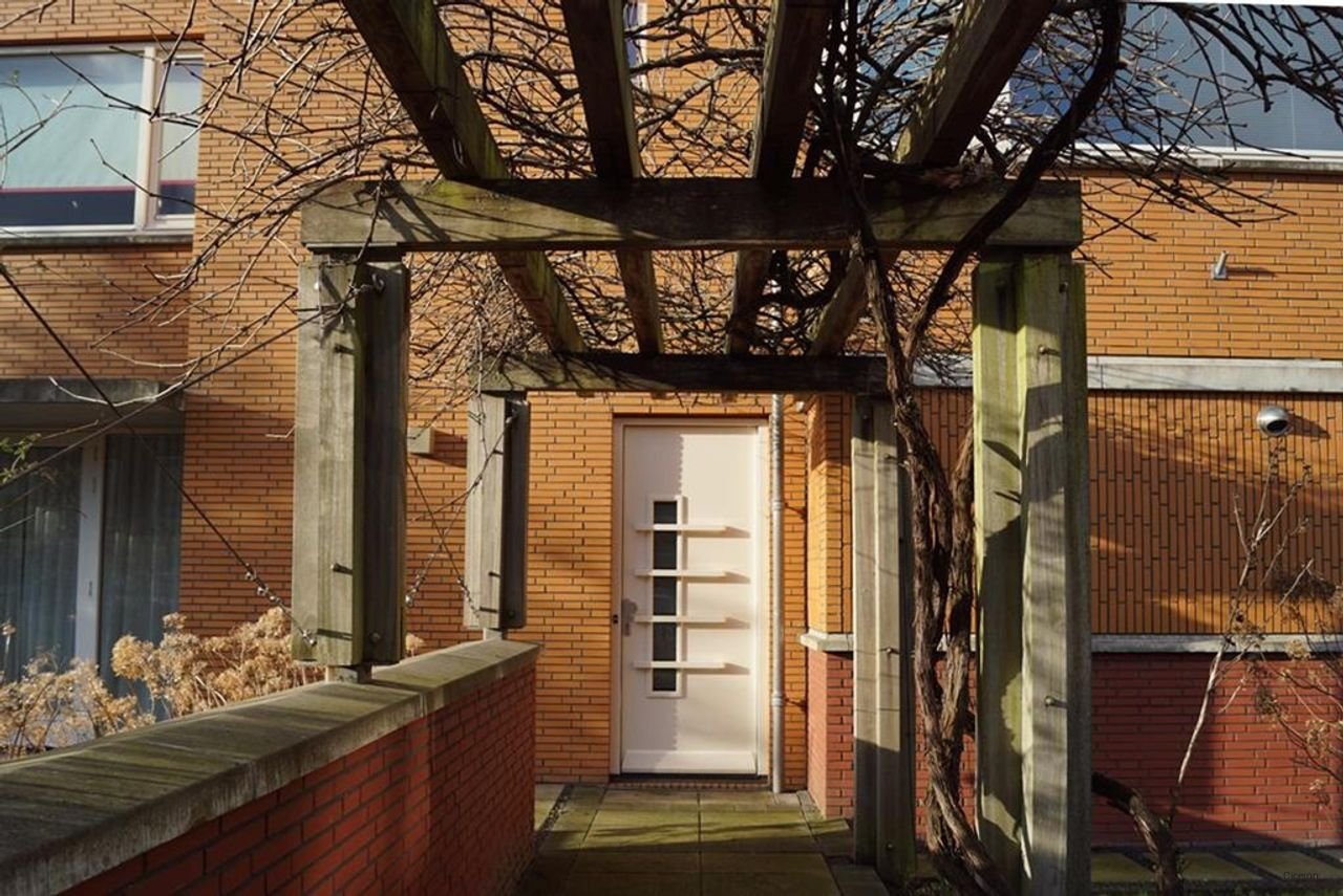 Renovated semi-detached house near British School - Image 30