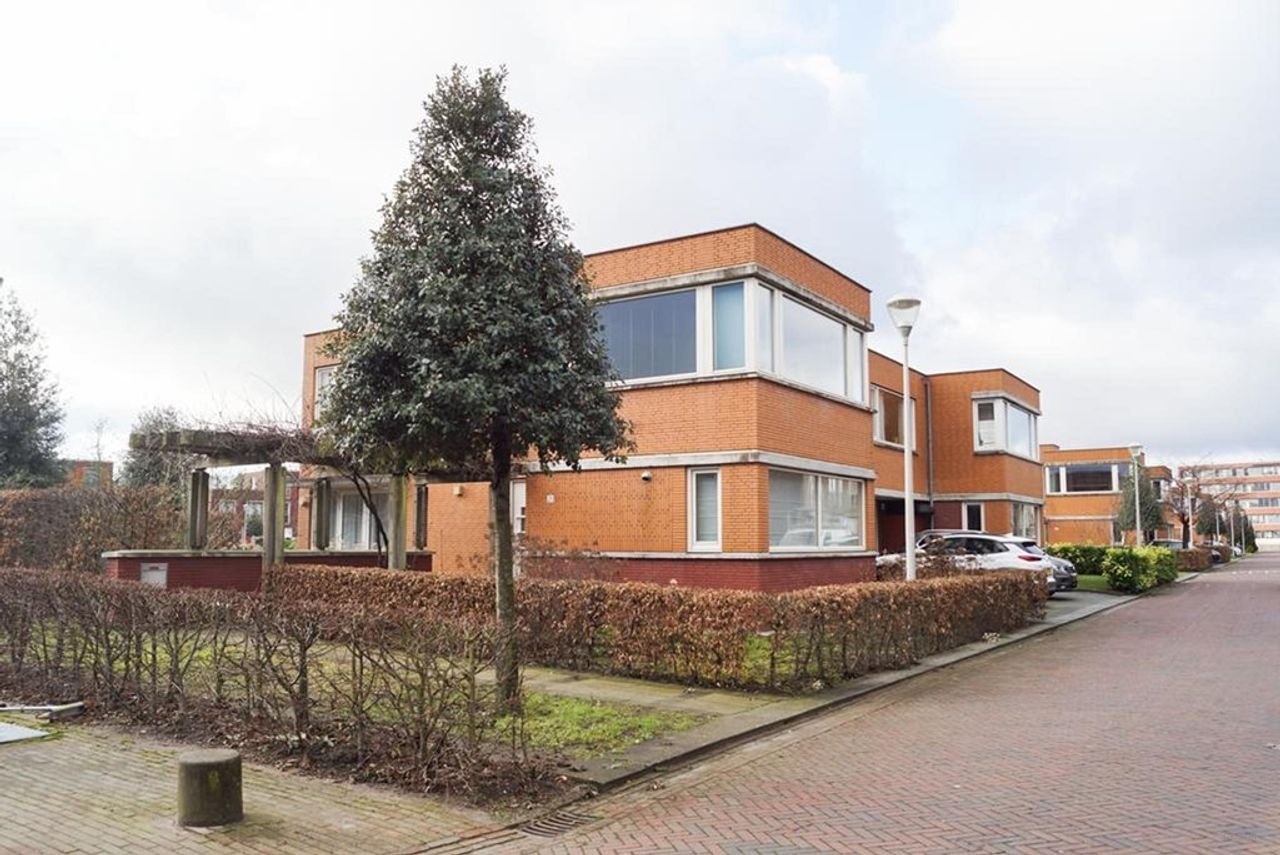 Renovated semi-detached house near British School - Image 2