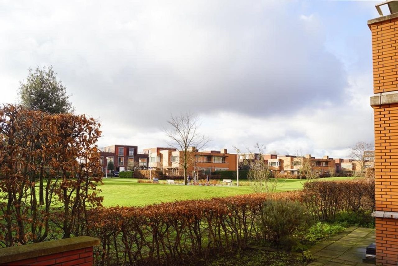 Renovated semi-detached house near British School - Image 33