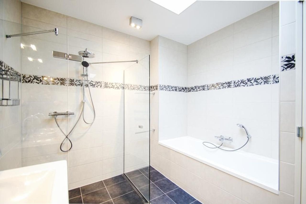 Renovated semi-detached house near British School - Image 28