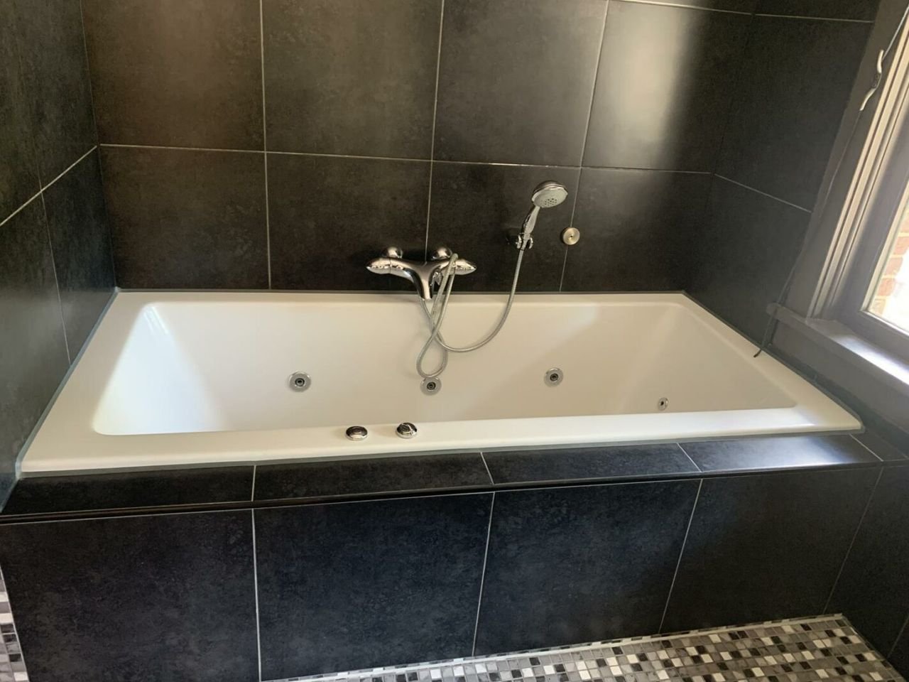 Fully furnished studio in the city center - Image 9