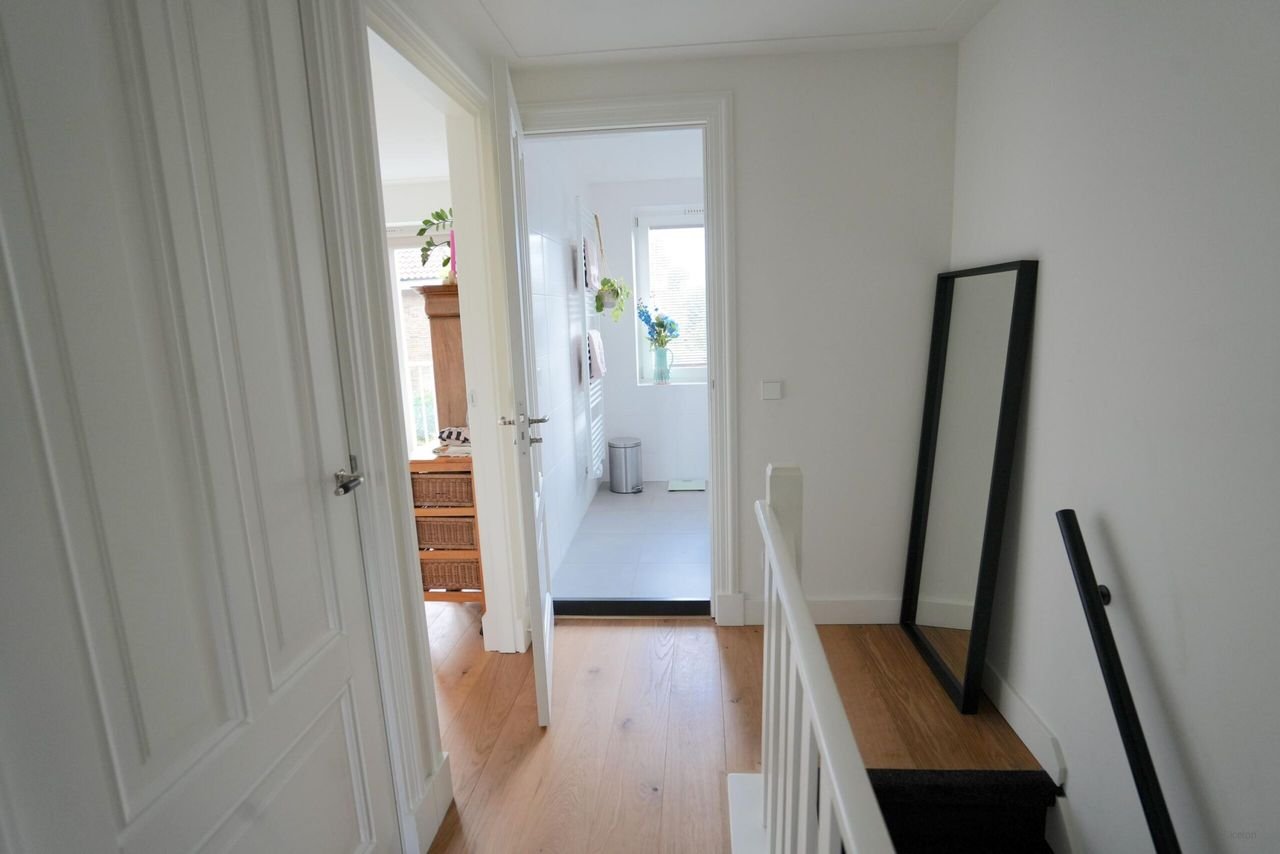 Renovated 1930s house with 5 bedrooms - Image 9