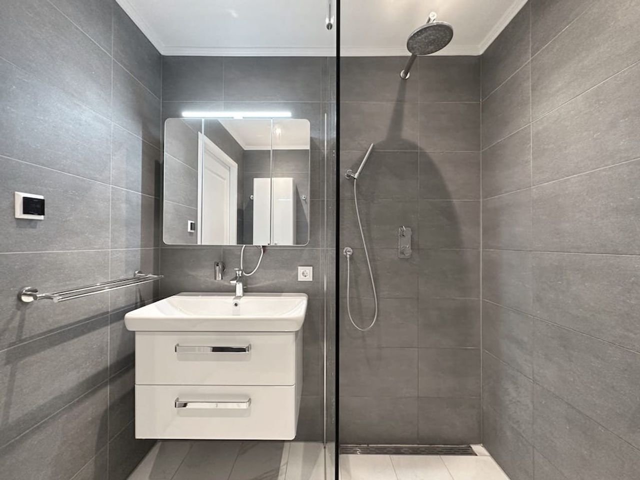 Furnished 2-bedroom apartment - Image 13