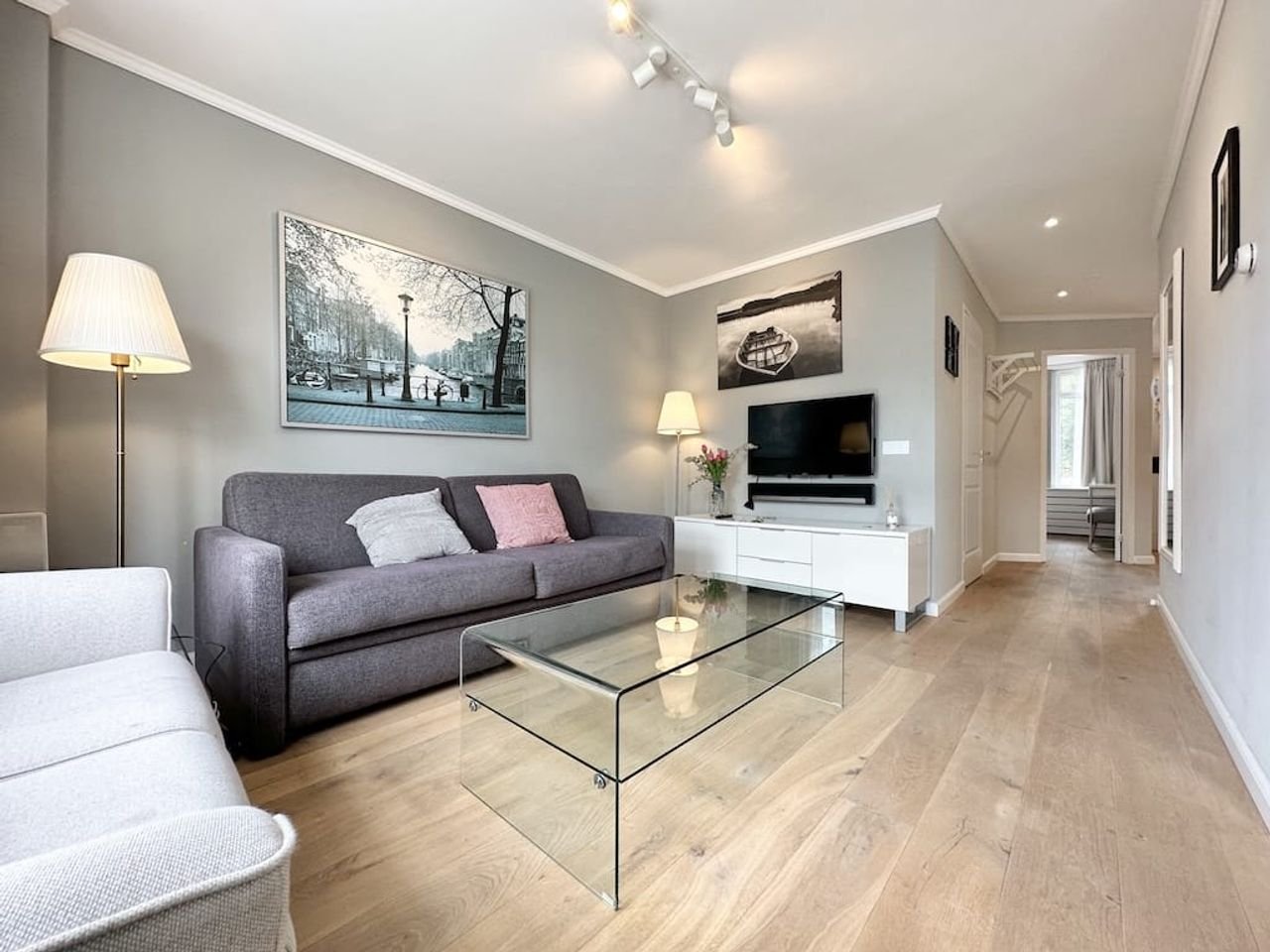 Furnished 2-bedroom apartment - Image 1