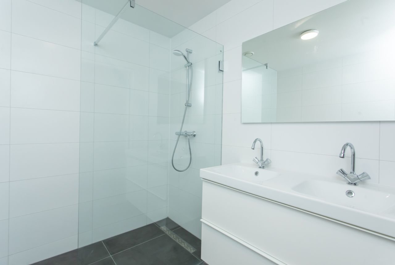 Basement apartment with garden and kitchen island on the Westzeedijk - Image 12