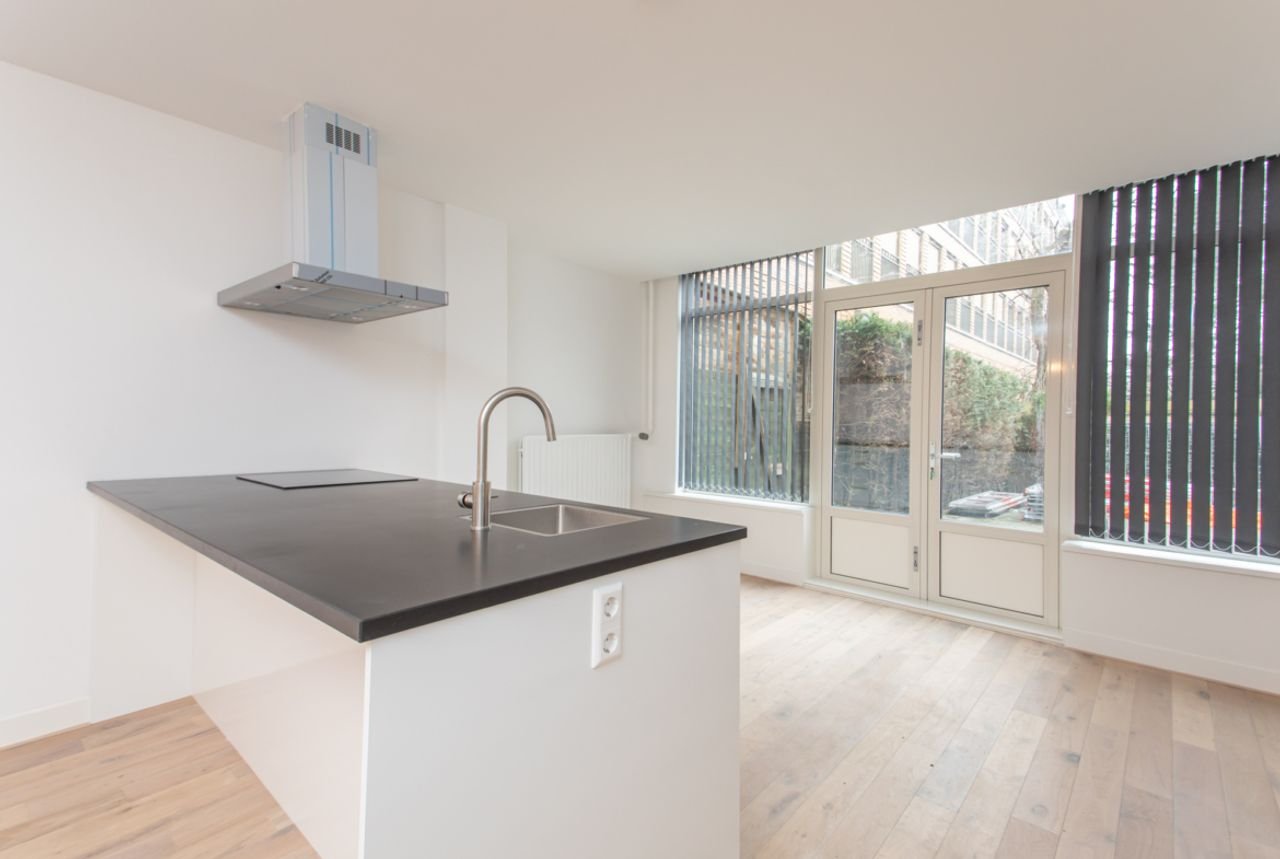 Basement apartment with garden and kitchen island on the Westzeedijk - Image 2