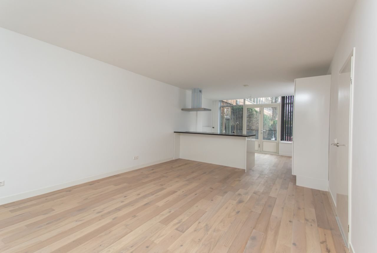 Basement apartment with garden and kitchen island on the Westzeedijk - Image 10