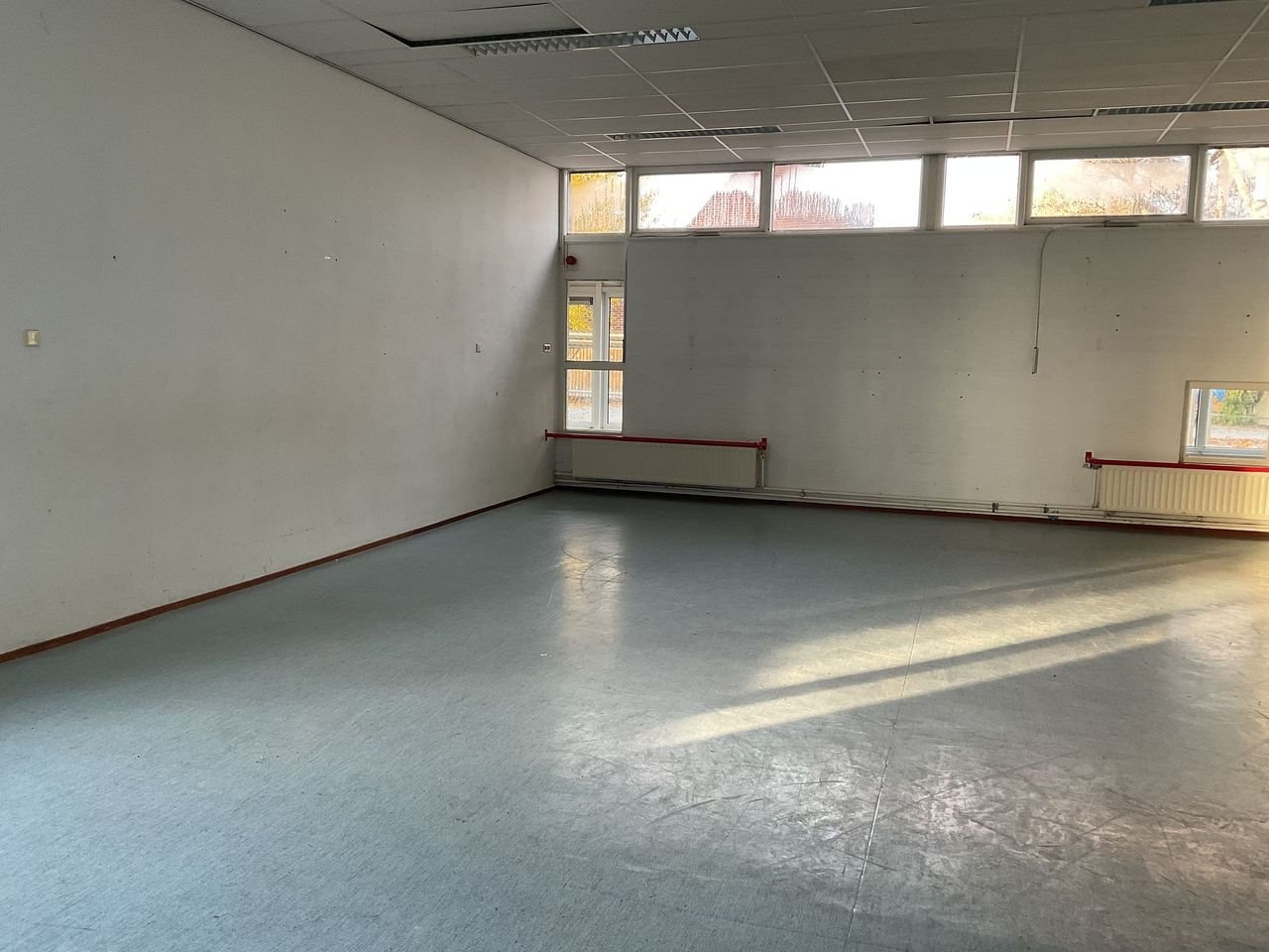 Ruime kamer in schoolgebouw Klazienaveen - Afbeelding 2