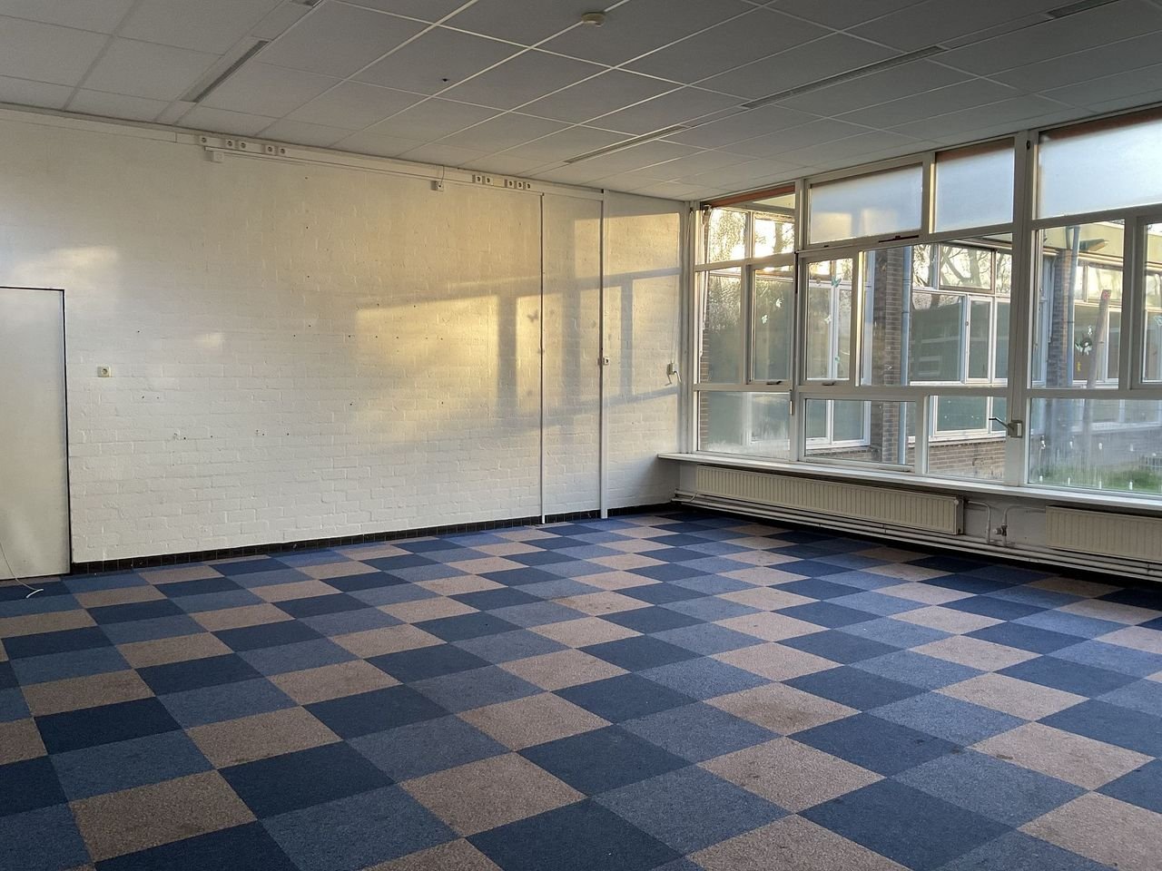 Ruime kamer in schoolgebouw Klazienaveen - Afbeelding 1