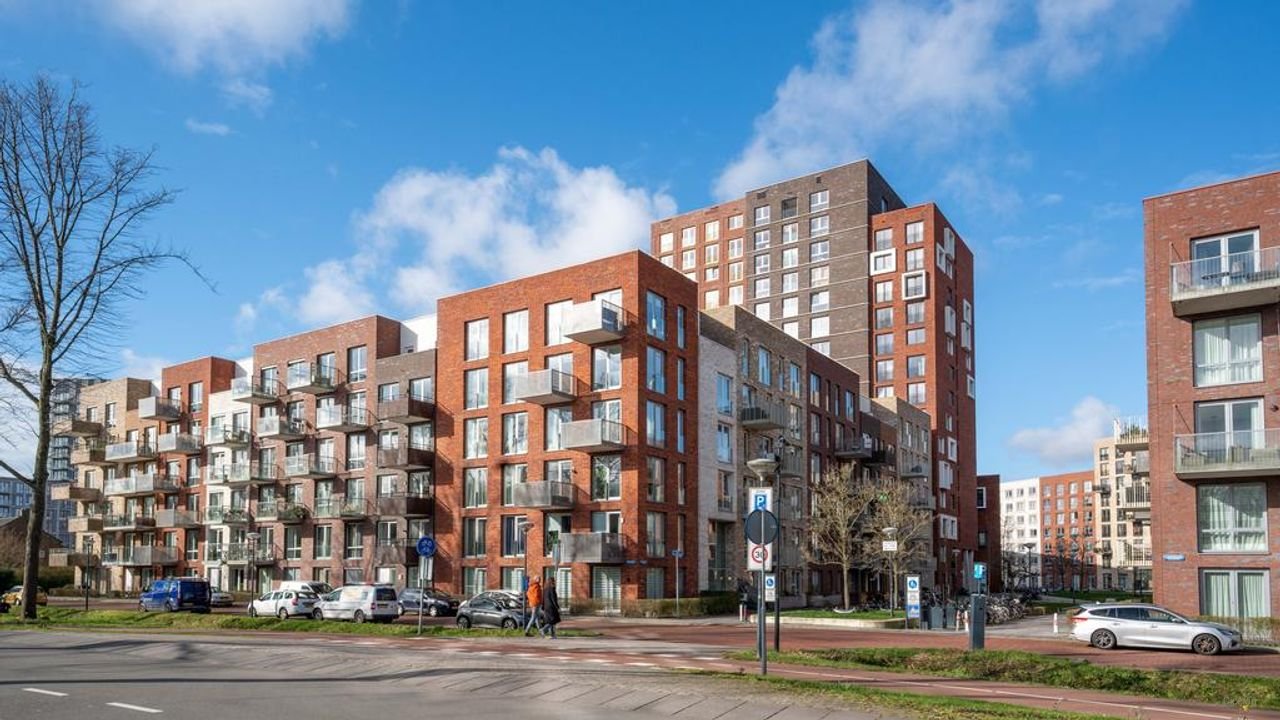 Licht 3-kamerappartement met 33m² terras in Leiden - Afbeelding 1