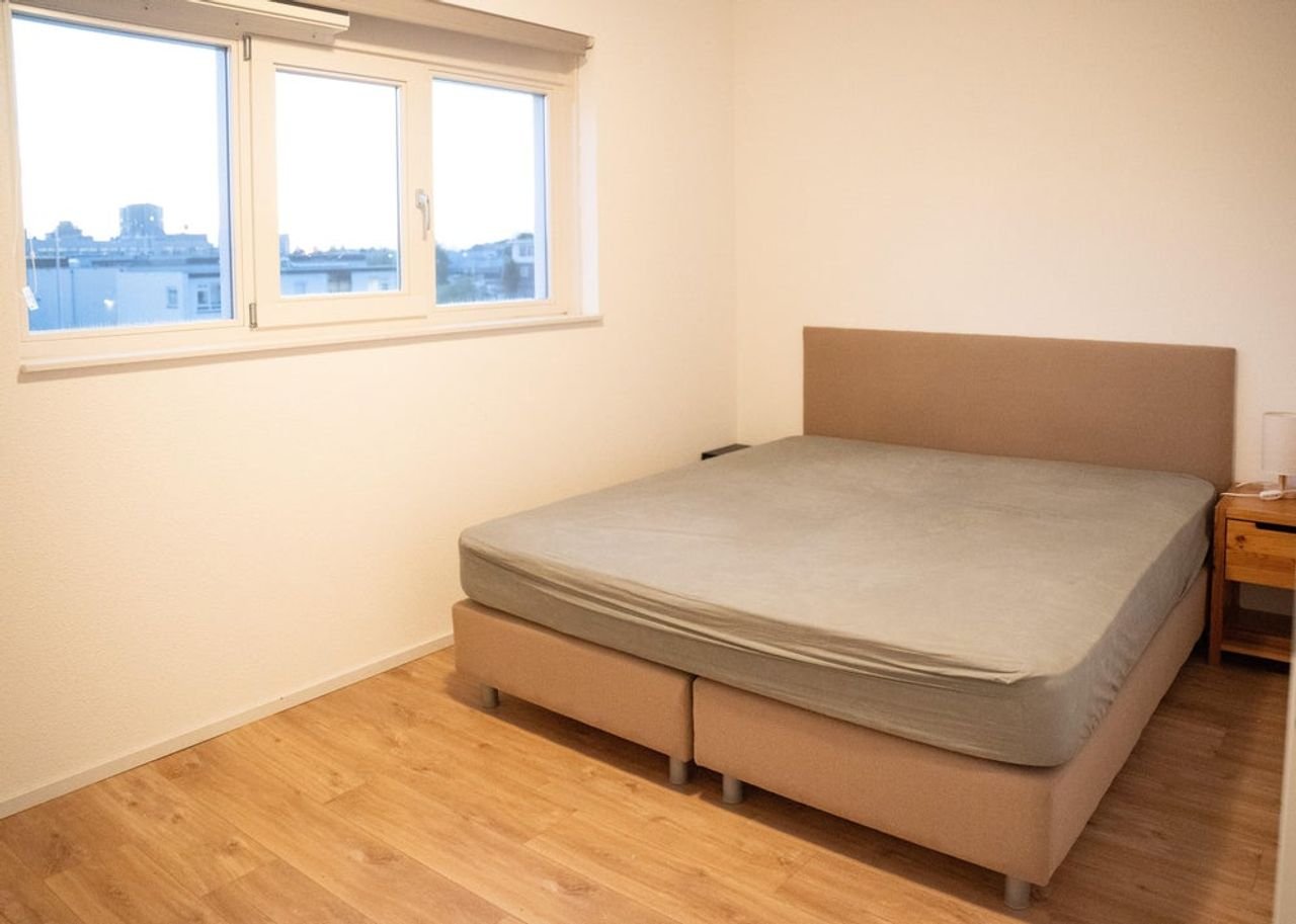 Spacious family home by the water in De Sniep - Image 4