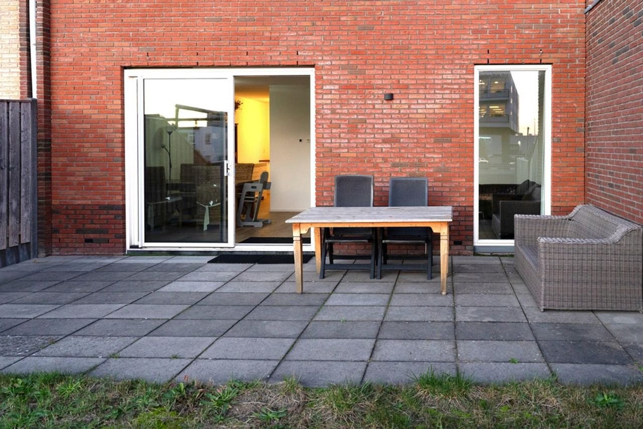 Spacious family home by the water in De Sniep - Image 13