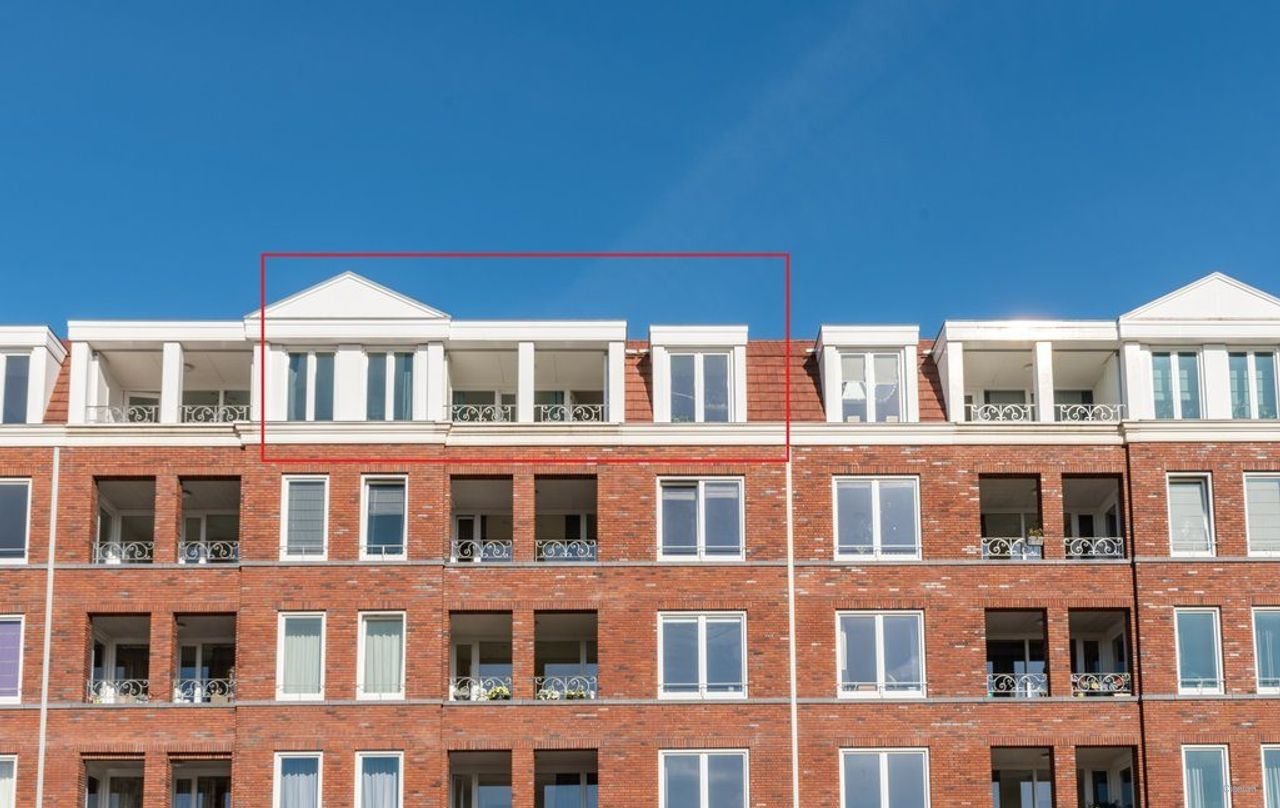 Topetage met lift in Czaar Peterbuurt - Afbeelding 1