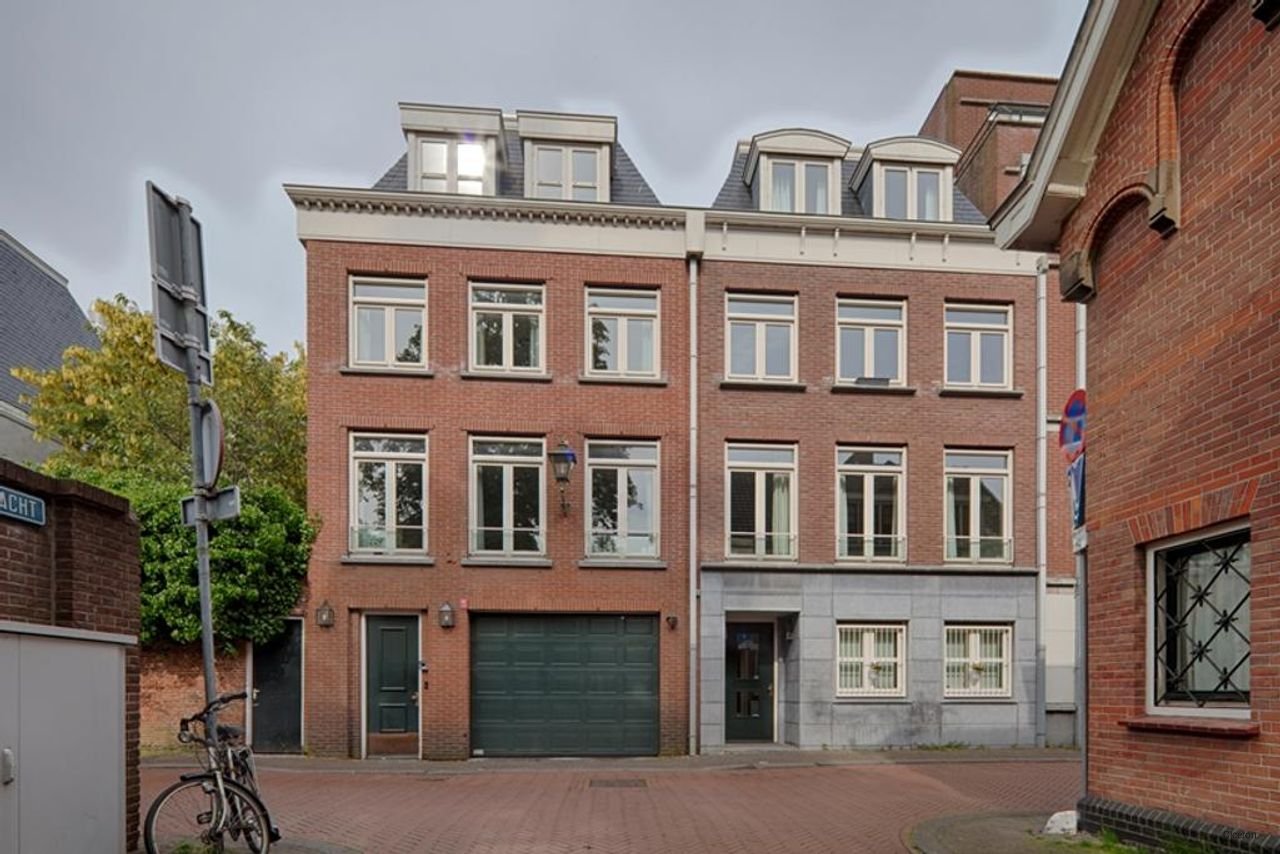 Topetage met dakterras en garage in centrum - Afbeelding 1