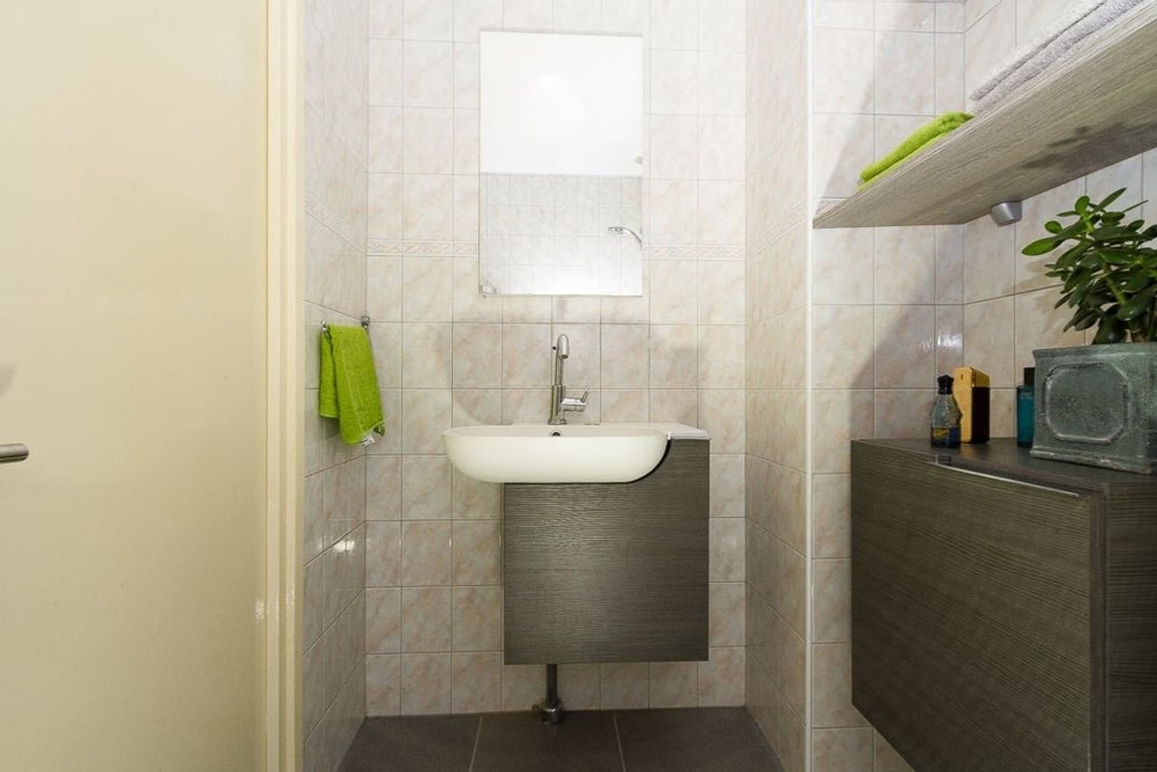 Spacious 4-room apartment with balcony - Image 10