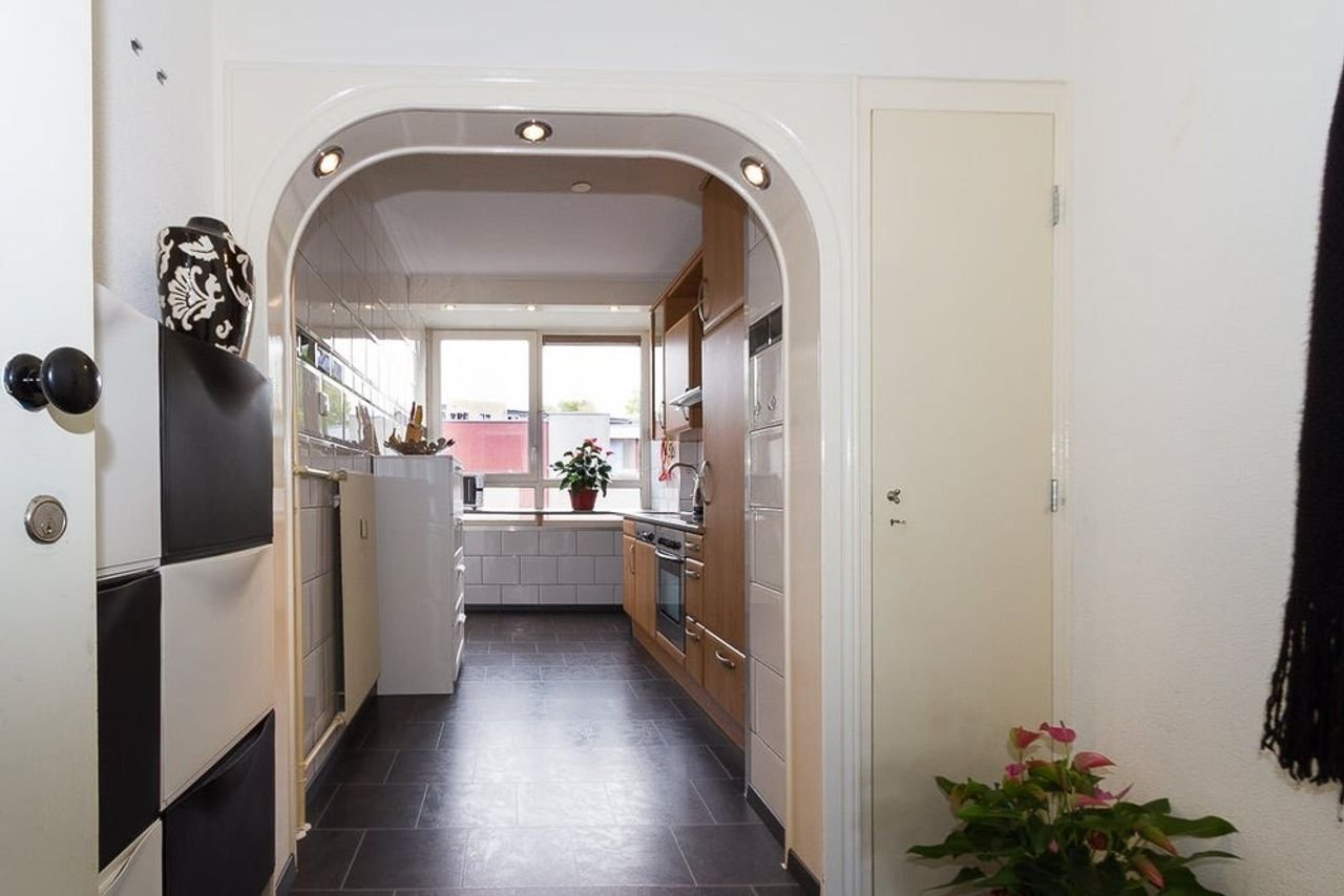 Spacious 4-room apartment with balcony - Image 6