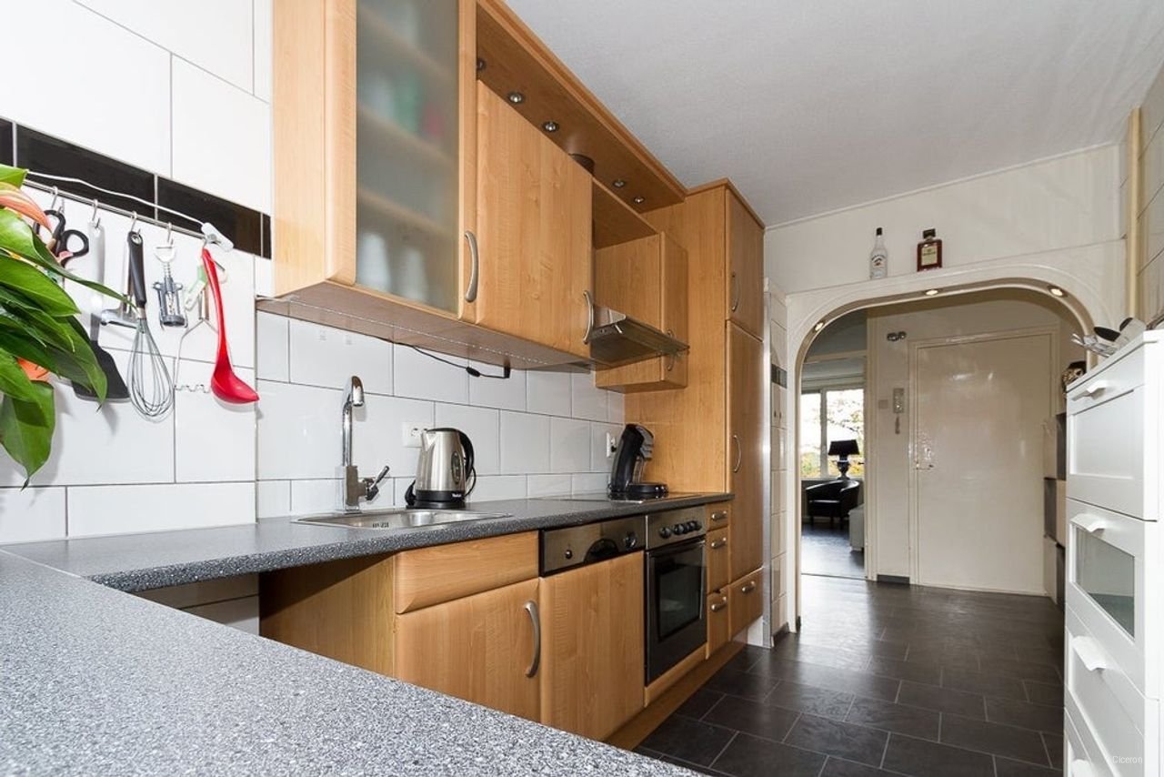 Spacious 4-room apartment with balcony - Image 4