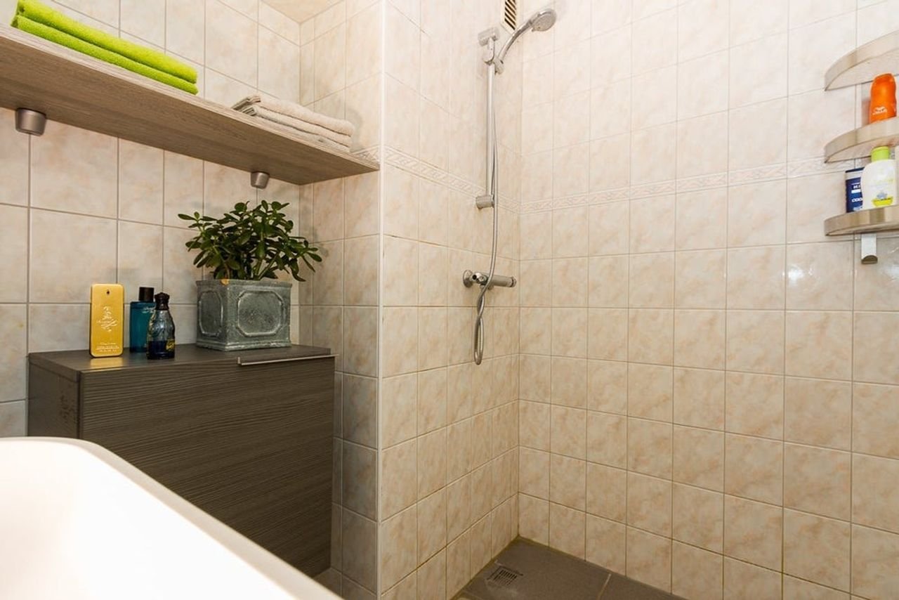 Spacious 4-room apartment with balcony - Image 8