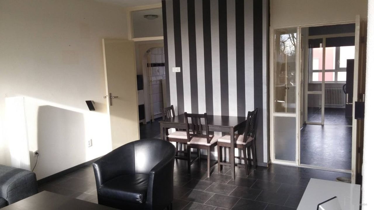 Spacious 4-room apartment with balcony - Image 2