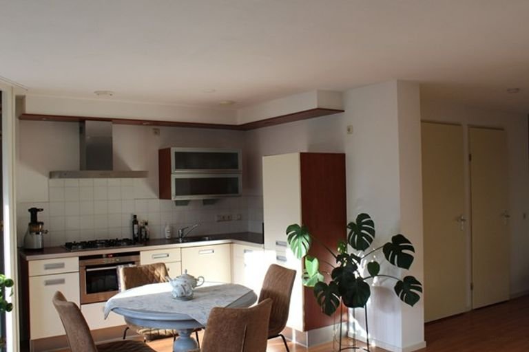 Modern apartment with balcony in the city center - Image 4