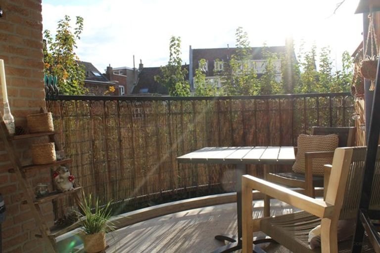 Modern apartment with balcony in the city center - Image 11