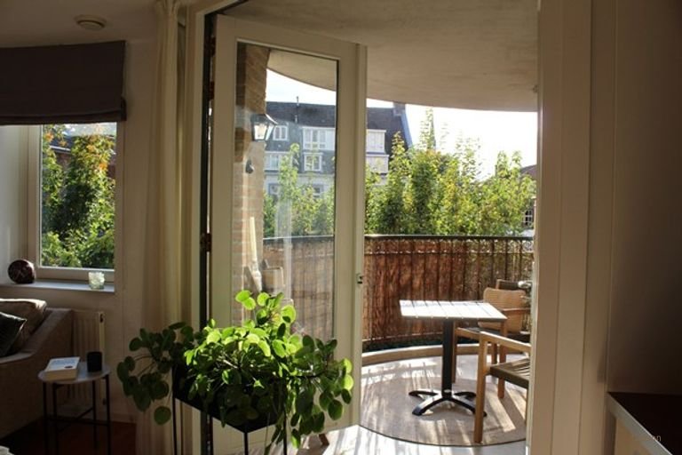 Modern apartment with balcony in the city center - Image 10
