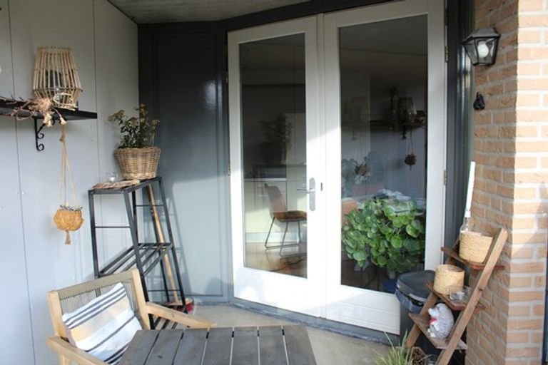 Modern apartment with balcony in the city center - Image 12