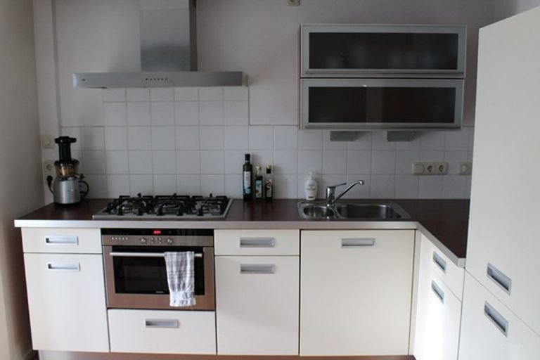 Modern apartment with balcony in the city center - Image 5