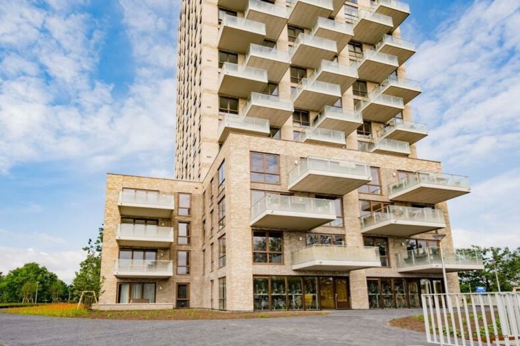 14th-Floor Corner Apartment with Private Parking Space - Image 2