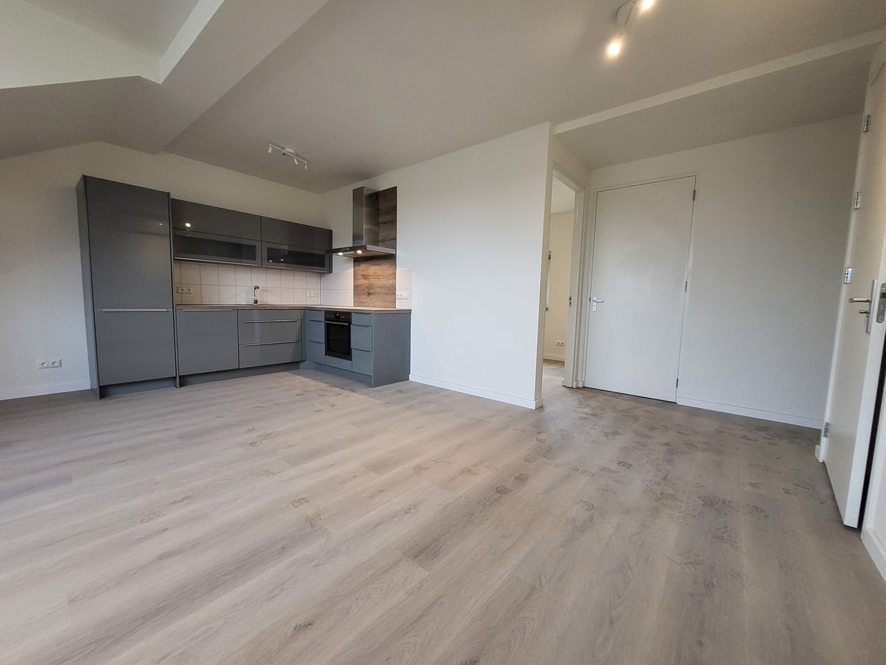 Modern apartment on the Markt - Image 4