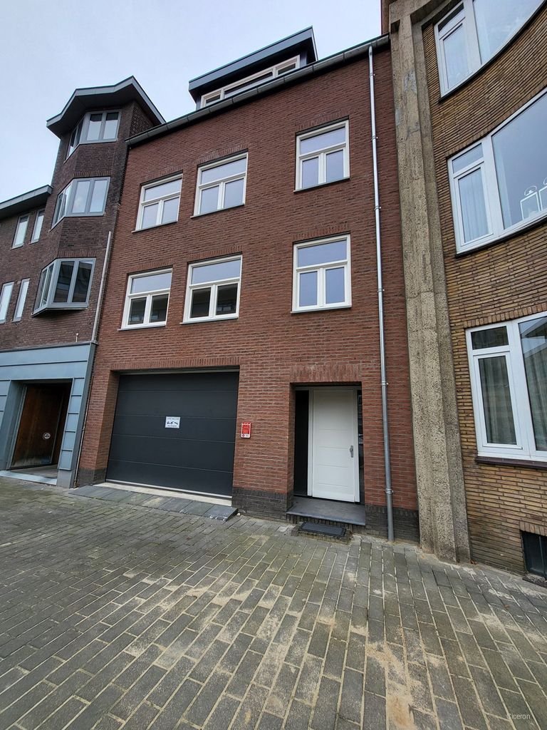 Modern apartment on the Markt - Image 1
