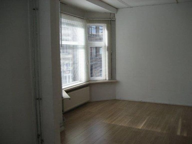 Studio with private kitchen near Laan van NOI - Image 3