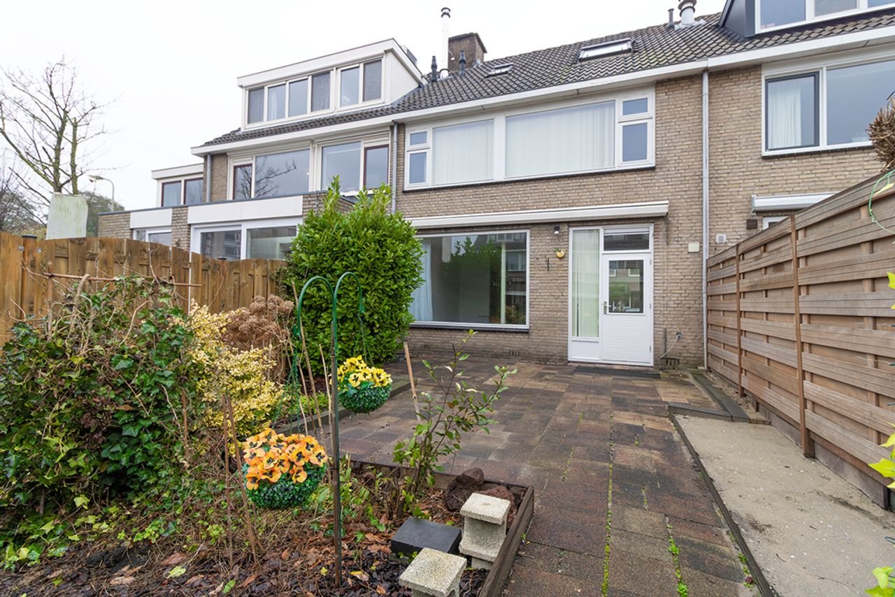 Spacious family home with deep garden in Uithoorn - Image 8