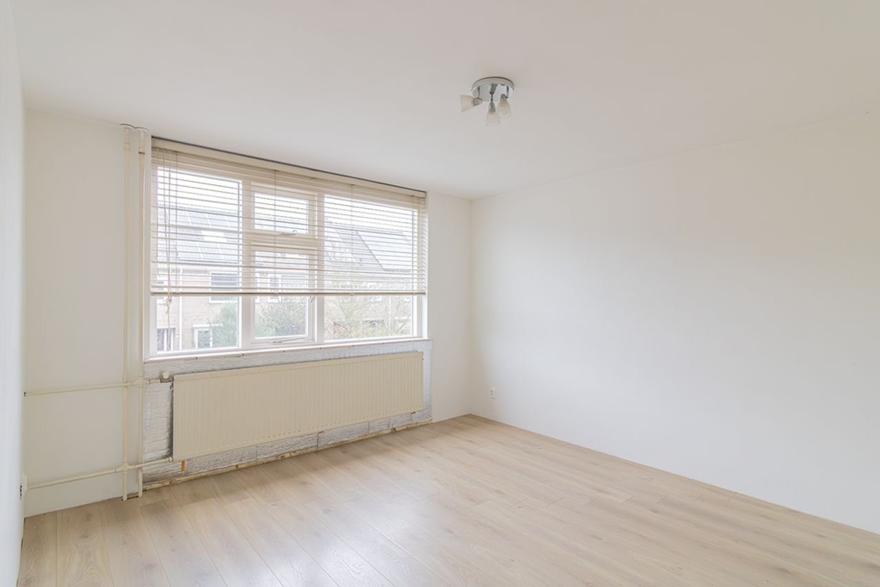 Spacious family home with deep garden in Uithoorn - Image 11