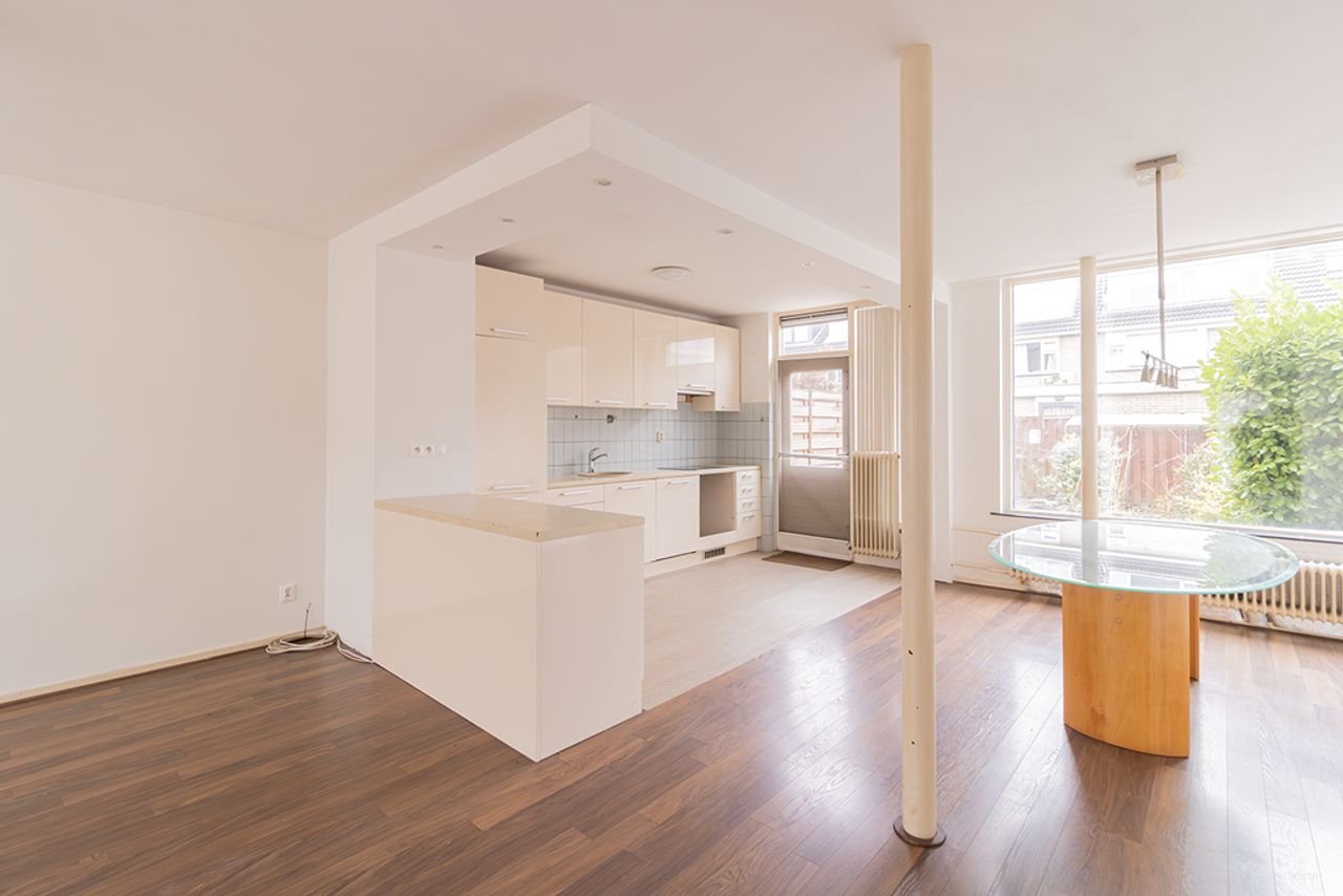 Spacious family home with deep garden in Uithoorn - Image 3