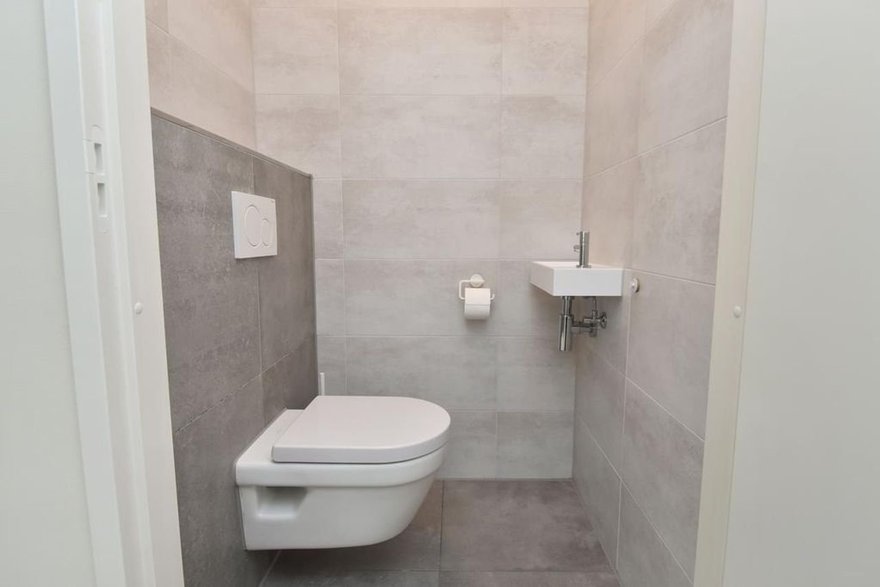 Luxury apartment with skyline view in Binckhorst - Image 11